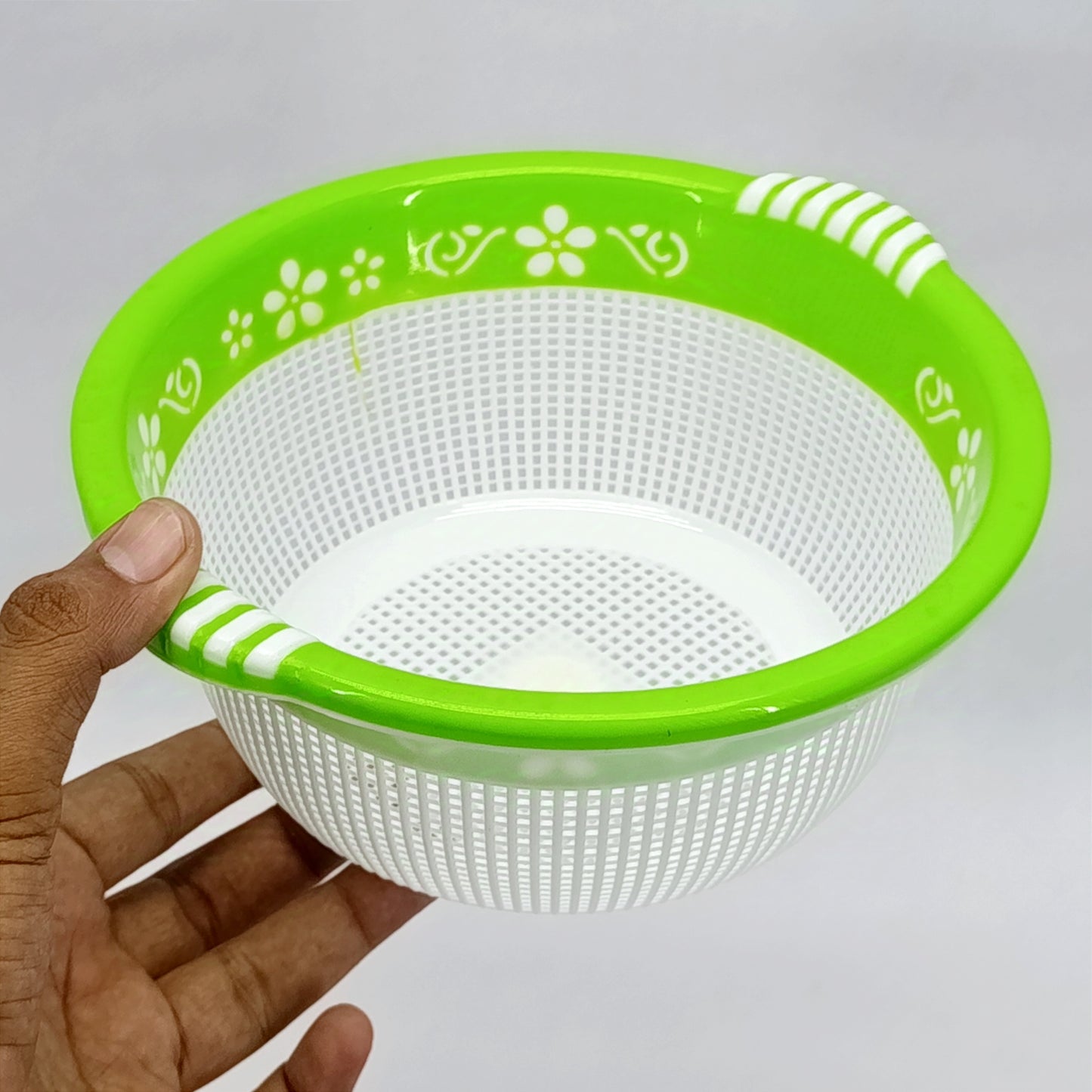 Modern Round Shape Small Size Drain Plastic Basket (Random Colors Will be sent